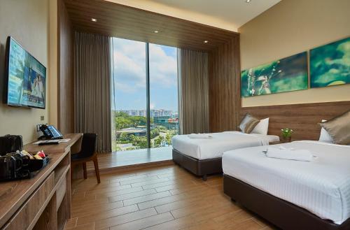 新加坡新加坡城东乐怡渡假村的酒店客房设有两张床和大窗户。