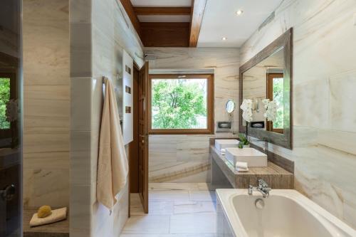伊罗达伊罗达马雷罗莱夏朵精品酒店的带浴缸、水槽和镜子的浴室