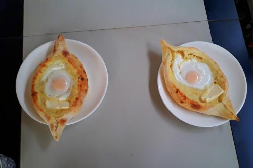 科布列季Festina Lente的两盘食物,桌上有鸡蛋