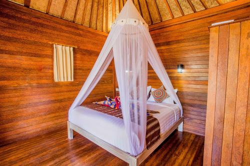 蓝梦岛瑟尼甘海桥别墅酒店的一间卧室配有一张带蚊帐的床