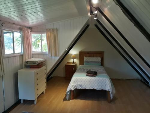 普利登堡湾梅萨斯查乡村建筑酒店的阁楼卧室配有床