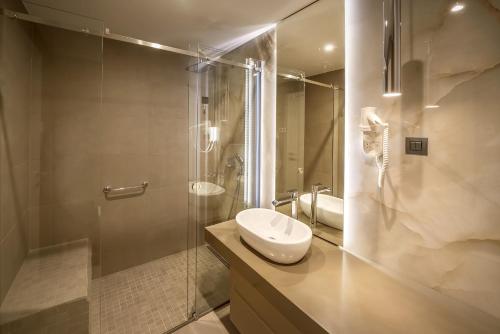 克尔克Hotel Maritime的一间带水槽和淋浴的浴室