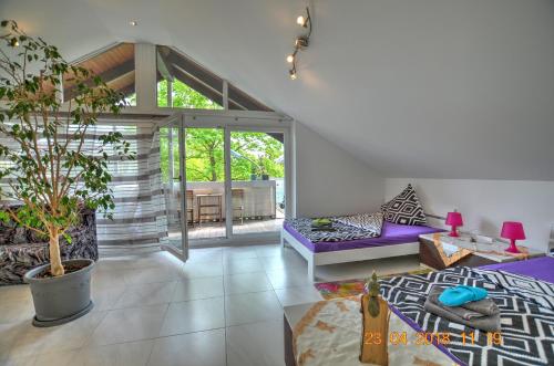 基希海姆Ferienwohnung"VIP MUNICH ALBATROS DE LUXE"的客厅配有紫色家具和大窗户
