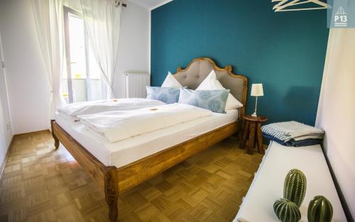 爱尔福特P13的一间卧室配有一张蓝色墙壁的床