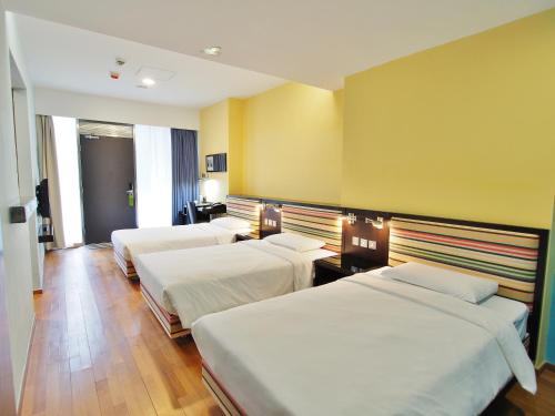 香港Y旅舍的一间酒店客房,内有三张床