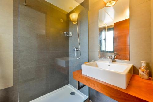 卡拉塔瑞达Can Marcel的一间带水槽和淋浴的浴室