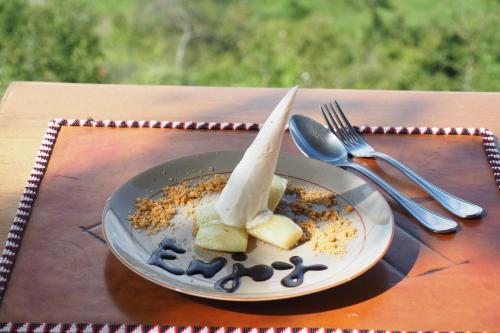 NaboishoBasecamp Wilderness的桌上一盘食物,上面有一盘食物