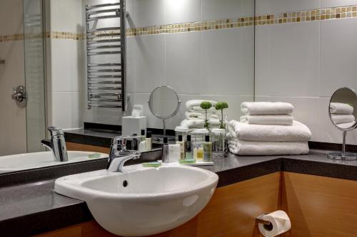 邓弗姆林克罗斯福德吉维尔贝斯特韦斯特优质酒店的一间浴室