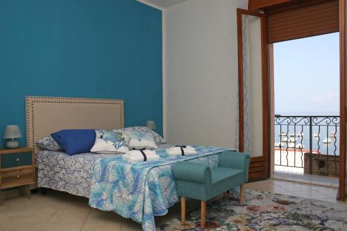 希拉Piana delle Galee的一间卧室设有一张床和蓝色的墙壁