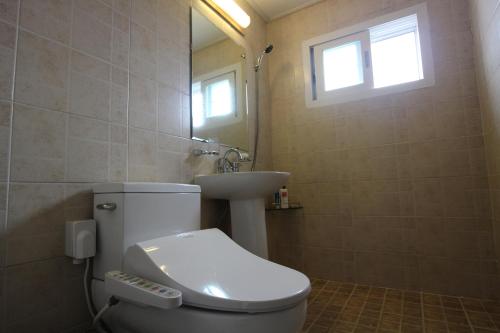 西归浦市金家小屋旅舍的一间带卫生间和水槽的浴室