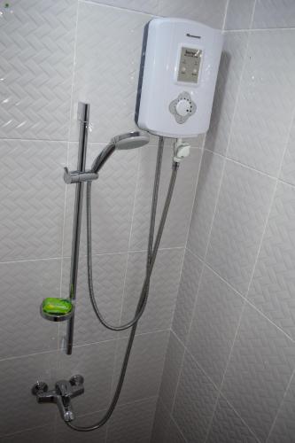 阿克拉Van Der Salle的带淋浴的浴室
