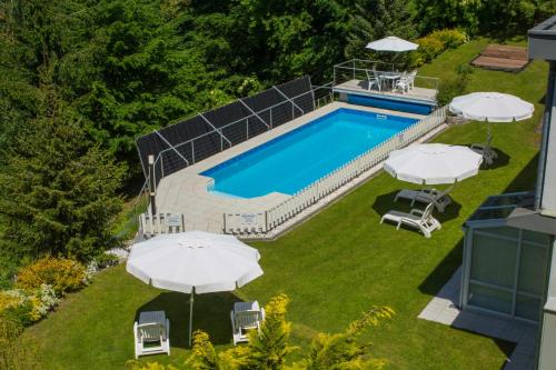 法克湖畔杜罗博拉赫Haus Panorama的享有带遮阳伞的游泳池的顶部景致