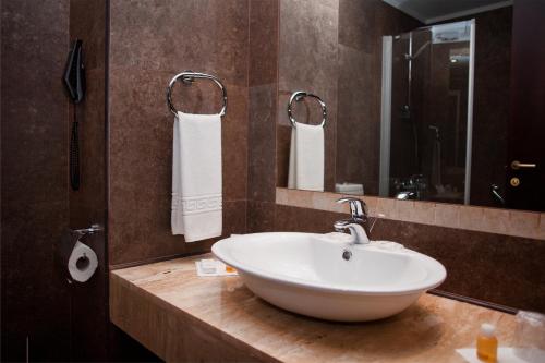 雅西贝拉里亚酒店的浴室设有白色水槽和镜子