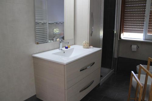 阿杰罗拉Dafne Holiday的浴室设有白色水槽和镜子