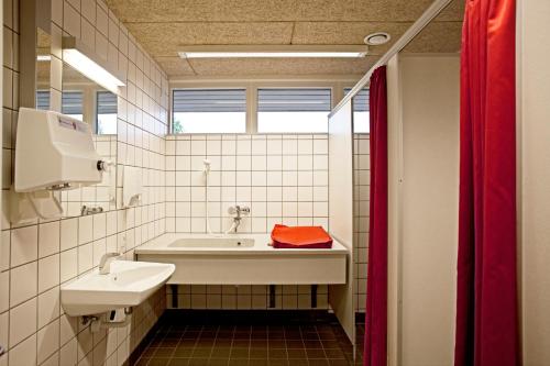 比伦德LEGOLAND Wilderness Barrels & Cabins的浴室配有盥洗盆和浴缸。