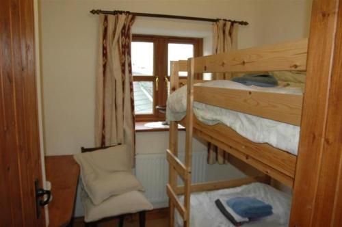 勒兰蒂德威尔斯Neuadd Arms Hotel的一间卧室配有双层床和窗户。