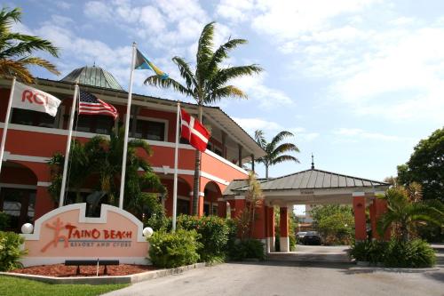 自由港市The Marlin at Taino Beach Resort的大楼前有旗帜的酒店