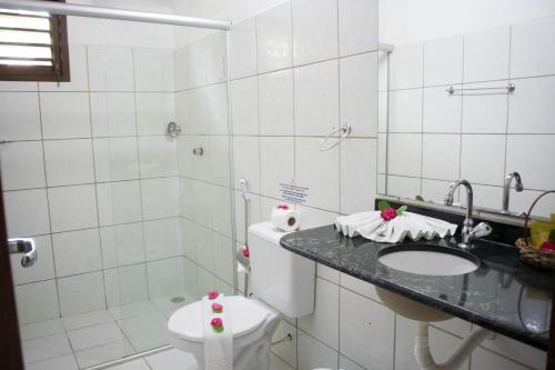 皮帕索尔卢娜旅馆的浴室配有卫生间、盥洗盆和淋浴。