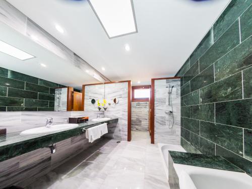 桑蒂亚戈德尔泰德卡索那德尔庭院旅馆的一间带水槽和淋浴的浴室
