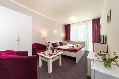 塞尔纳珀苏马维拉塞克酒店的酒店客房设有床和客厅。