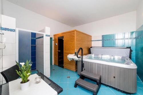 塞尔纳珀苏马维拉塞克酒店的一间带大浴缸和水槽的浴室