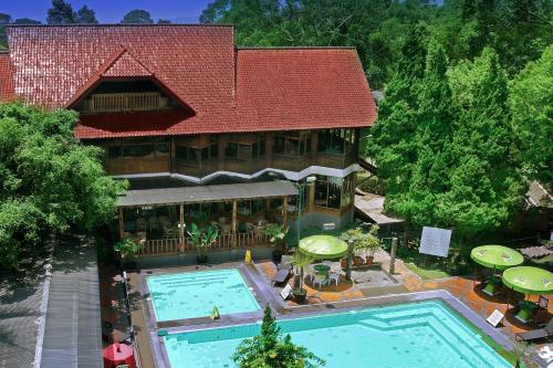 塞亚特萨利阿特尔度假酒店的享有带游泳池的别墅的顶部景致