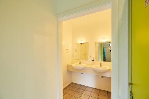 凯库拉海豚酒店的浴室设有2个水槽和镜子