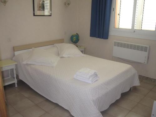AfaVilla Pastriccialone的卧室配有白色床和毛巾