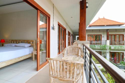 努沙杜瓦阿维萨拉别墅及套房度假村的阳台设有一间卧室,阳台上设有一张床