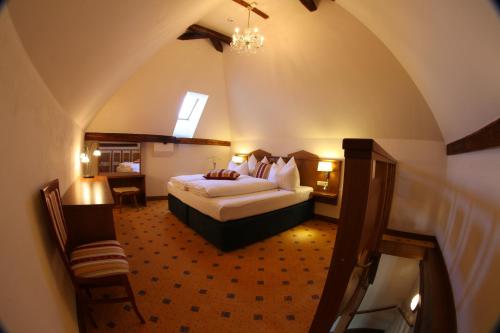 赫鲁迪姆Hotel Fortna的配有一张床和一把椅子的酒店客房
