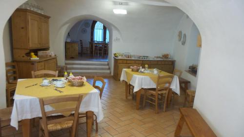 FiavèAgritur Ca' de Mel的一间厨房和带两张桌子及椅子的用餐室