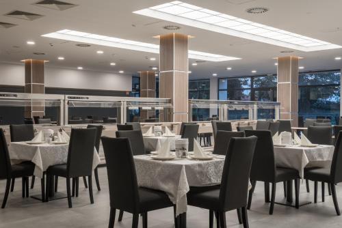 Várda Sport Hotel餐厅或其他用餐的地方