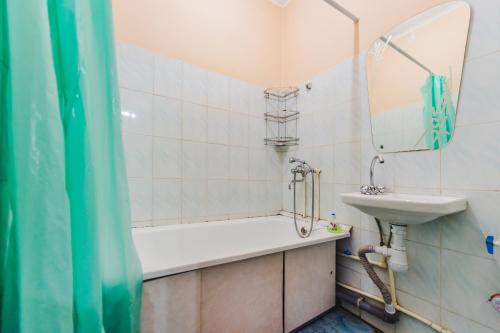 赤塔Dekabrist Apartment Shilova 46的一间带水槽、浴缸和镜子的浴室