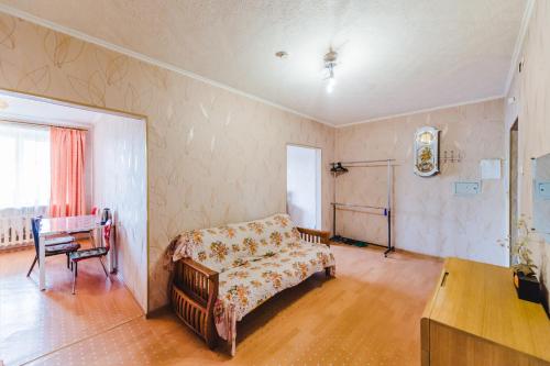 赤塔Dekabrist Apartment Shilova 46的配有床、桌子和椅子的房间