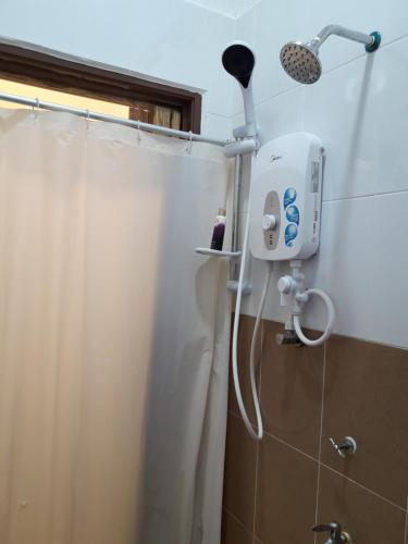 Pengkalan Cepa哥打巴鲁机场中转索菲宾馆的带淋浴和浴帘的浴室