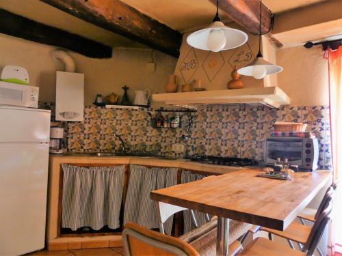 皮诺夫兰克阿多Casa Zambrana的厨房配有木桌和冰箱。