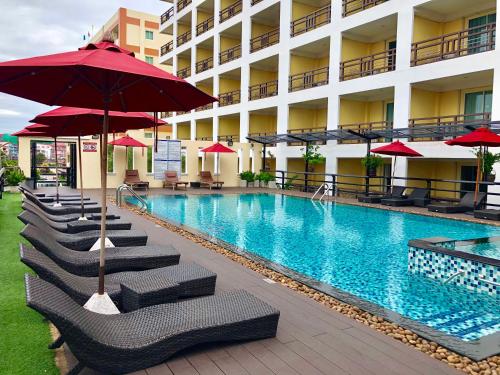 芭提雅黄金海酒店 - SHA Extra Plus内部或周边的泳池