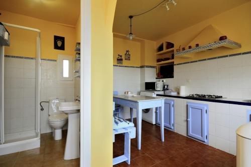 Cangas de FozSan Pedro的一间带水槽和卫生间的小厨房