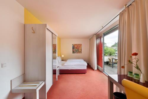 萨尔茨堡纽托快捷酒店的酒店客房设有一张床和一个阳台。
