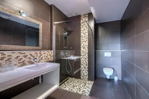 普拉Rooms K&T sea side luxury的一间带水槽、淋浴和卫生间的浴室