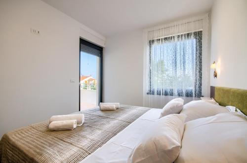 普拉Rooms K&T sea side luxury的一间卧室配有一张大床和两个枕头