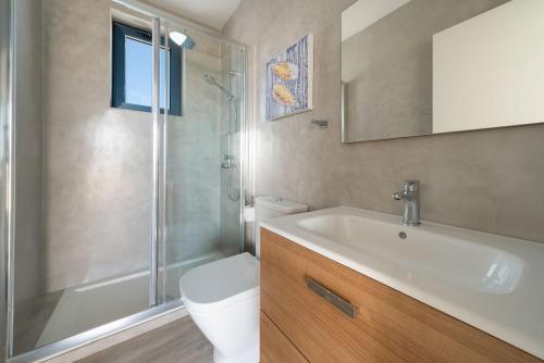 塞博河畔卡莱塔Alojamiento Santa Rosa La Graciosa的浴室配有卫生间、盥洗盆和淋浴。