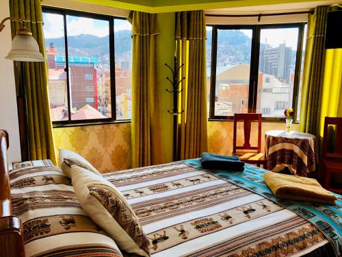 拉巴斯伊斯坎瓦雅旅馆的一间市景卧室,配有一张床
