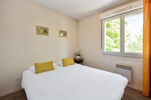 第戎Appart'City Classic Dijon - Toison D'Or的卧室配有白色的床和窗户。