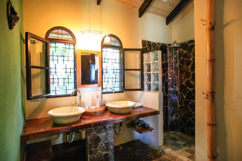 圣塔特蕾莎海滩Casa Marbella的浴室设有2个水槽和2面镜子