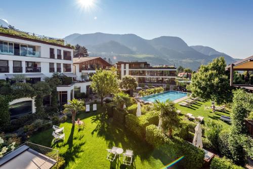 梅拉诺Hotel Ansitz Plantiz的享有带游泳池的度假村的空中景致