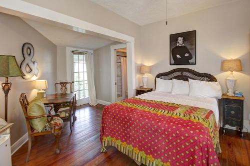 圣安东尼奥Inn on the Riverwalk的一间卧室配有一张带红色和黄色毯子的床