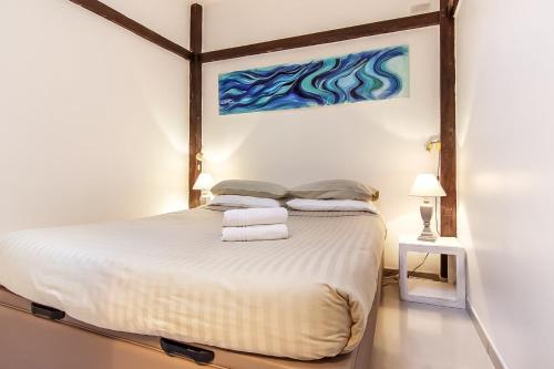 昂蒂布Bijou Apartment in Safranier - Old Town Antibes的一间卧室配有一张壁画床