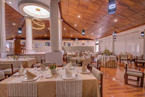 伊瓦拉Hotel Ajavi的一个带桌椅的大型宴会厅