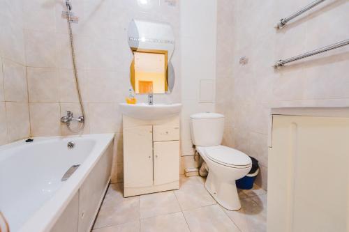 赤塔Dekabrist Apartment at leningradskaya 24的浴室配有卫生间、盥洗盆和浴缸。